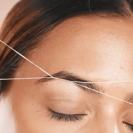 Diseño de cejas con hilo