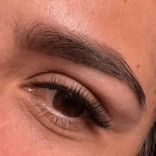 Tinte de cejas con henna