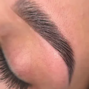Antes y después del laminado de cejas destacado